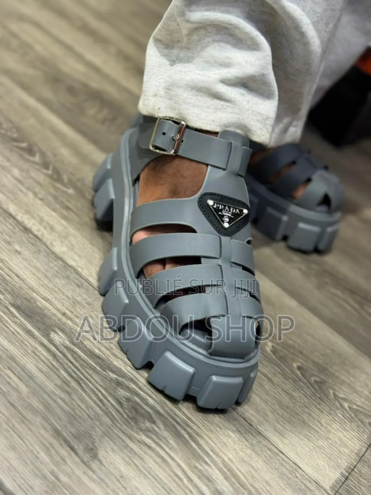 Prada Spartiates Couleur Gris Disponible