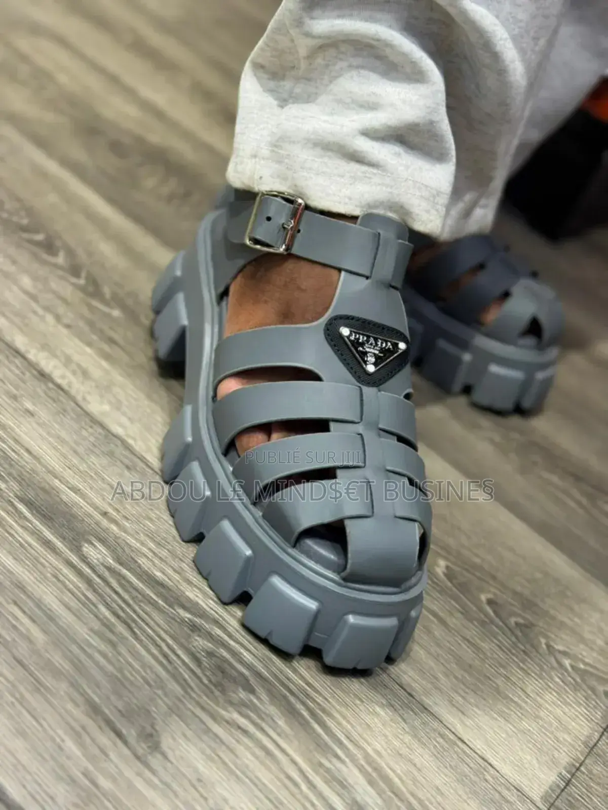 Prada Spartiates Couleur Gris Disponible