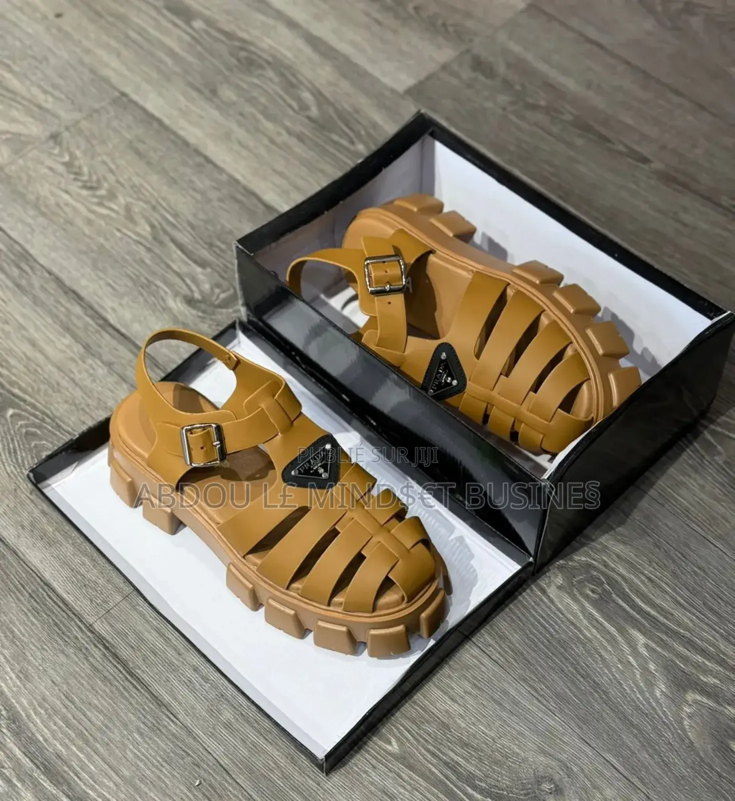 Prada Spartiates Couleur Beige Disponible