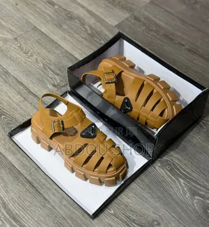 Prada Spartiates Couleur Beige Disponible