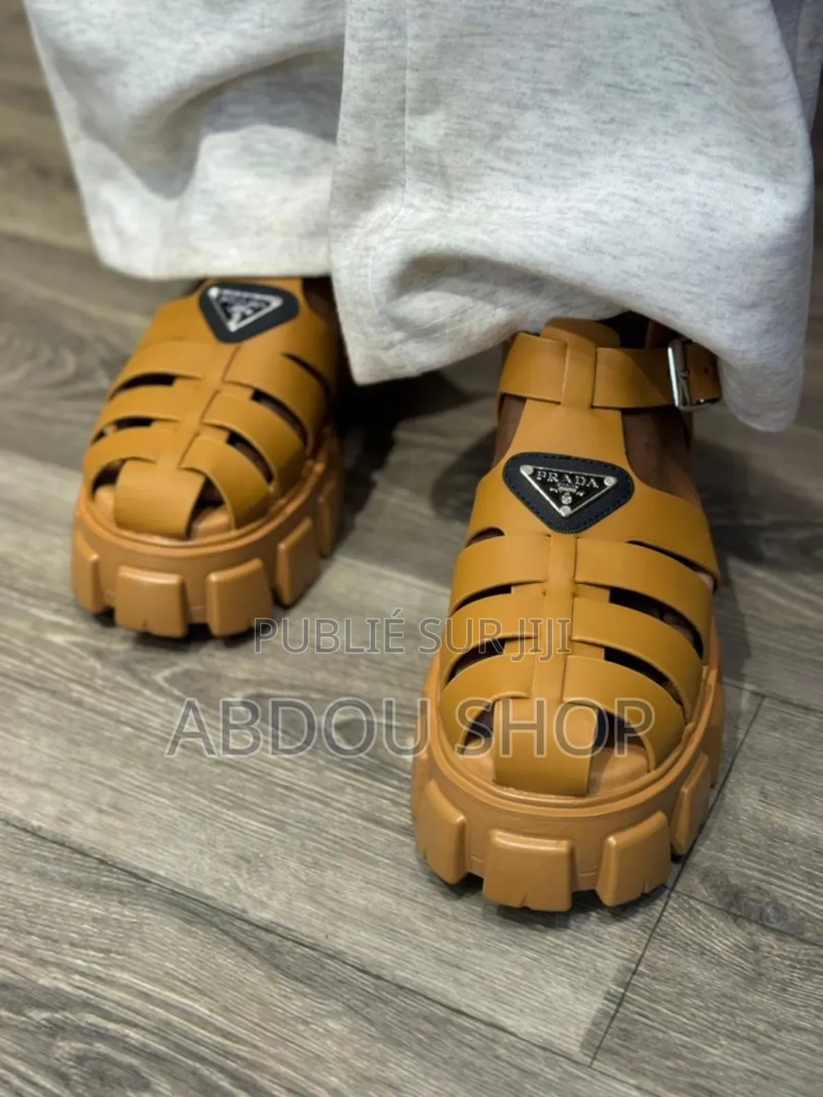 Prada Spartiates Couleur Beige Disponible