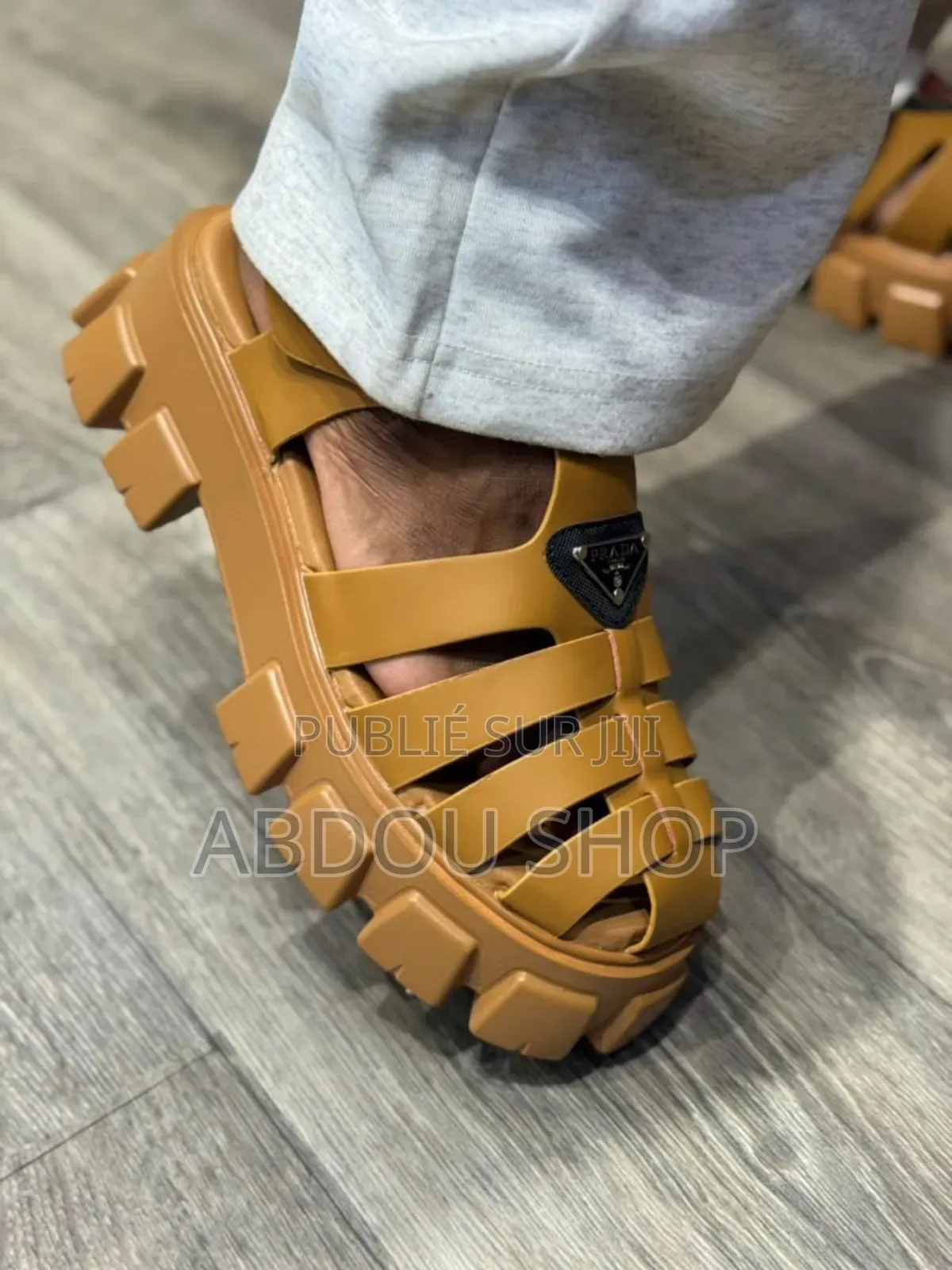 Prada Spartiates Couleur Beige Disponible