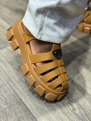 Prada Spartiates Couleur Beige Disponible