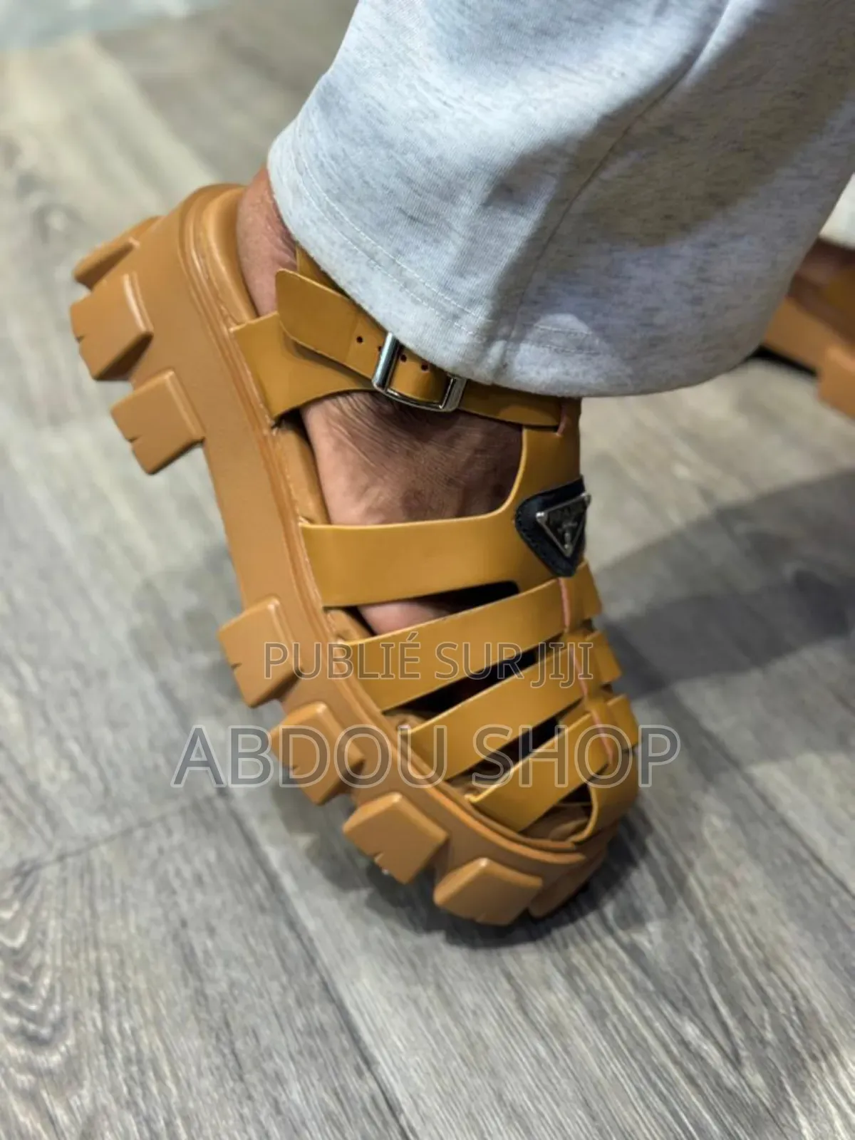 Prada Spartiates Couleur Beige Disponible