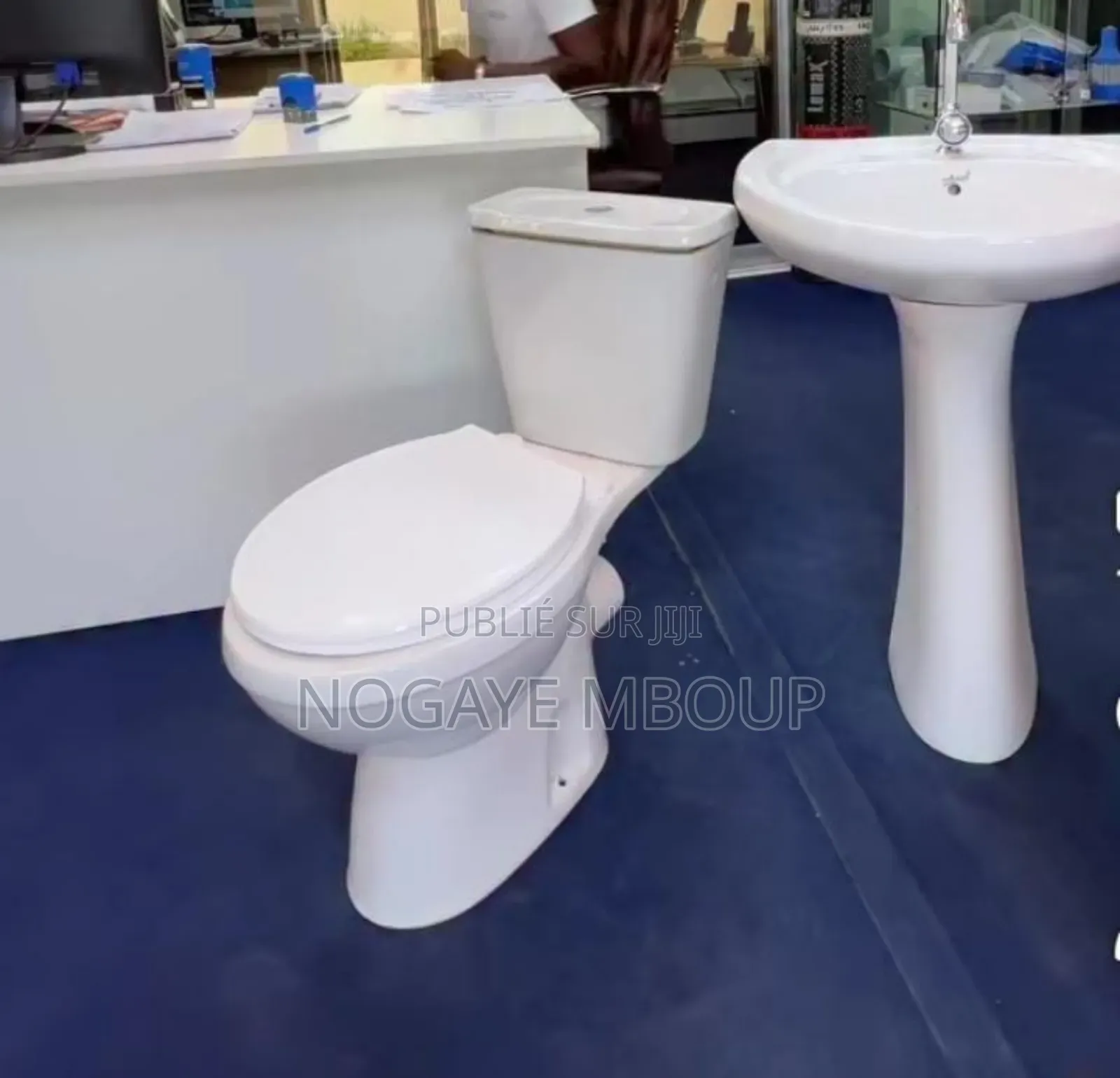 Chaise Anglaise Et Lavabo Avec Accessoires Ensemble