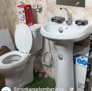 Chaise Anglaise Et Lavabo Avec Accessoires Ensemble