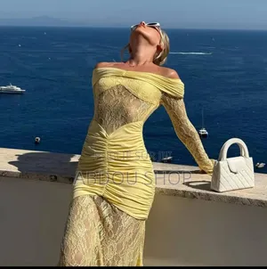 Robe Par Très Classe Et Élégante Disponible