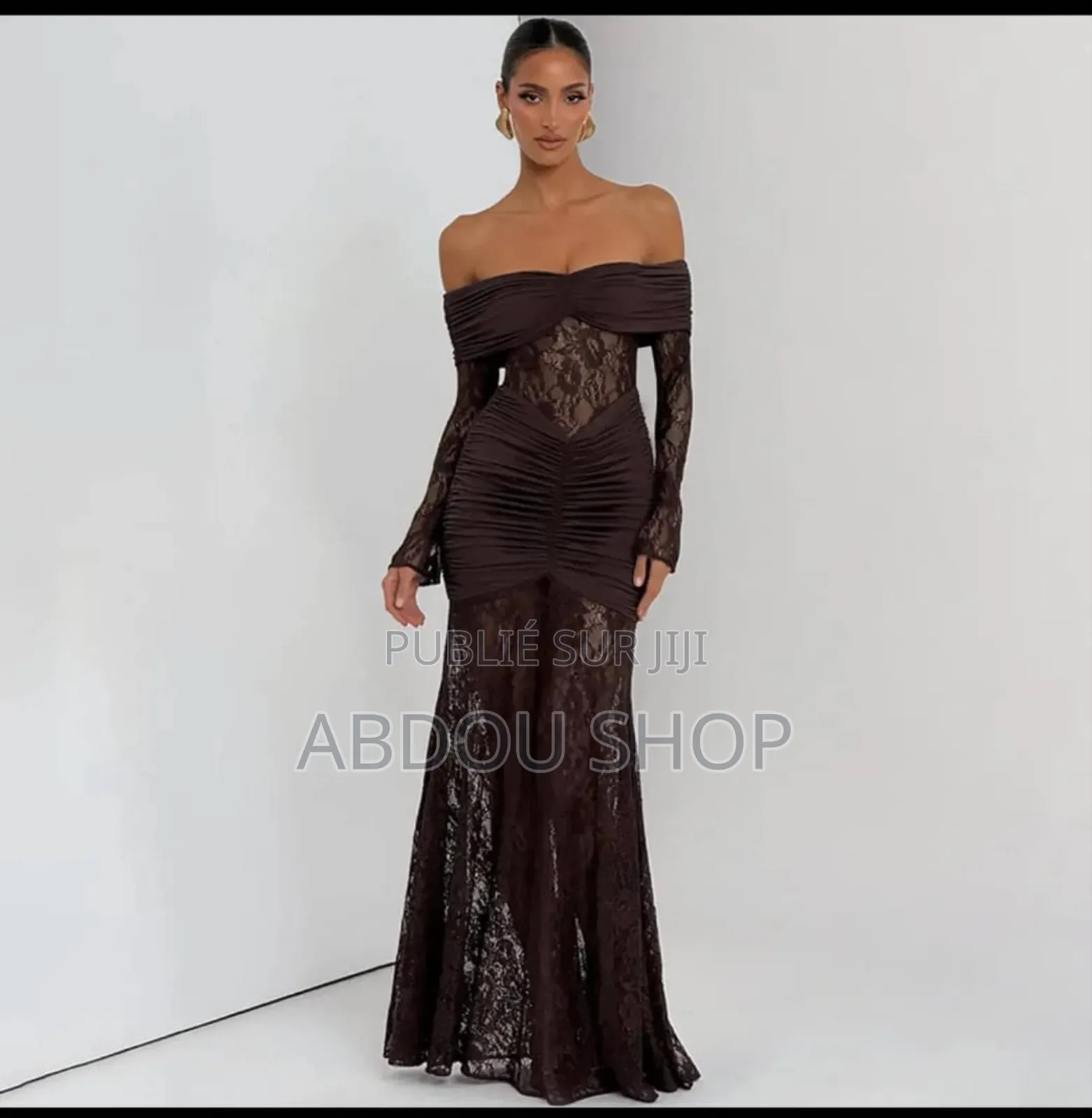 Robe Par Très Classe Et Élégante Disponible