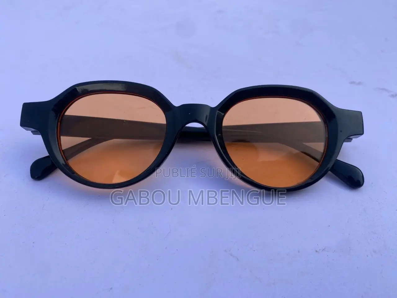 Des Lunettes De Soleil Sont Disponibles Chez Tebby