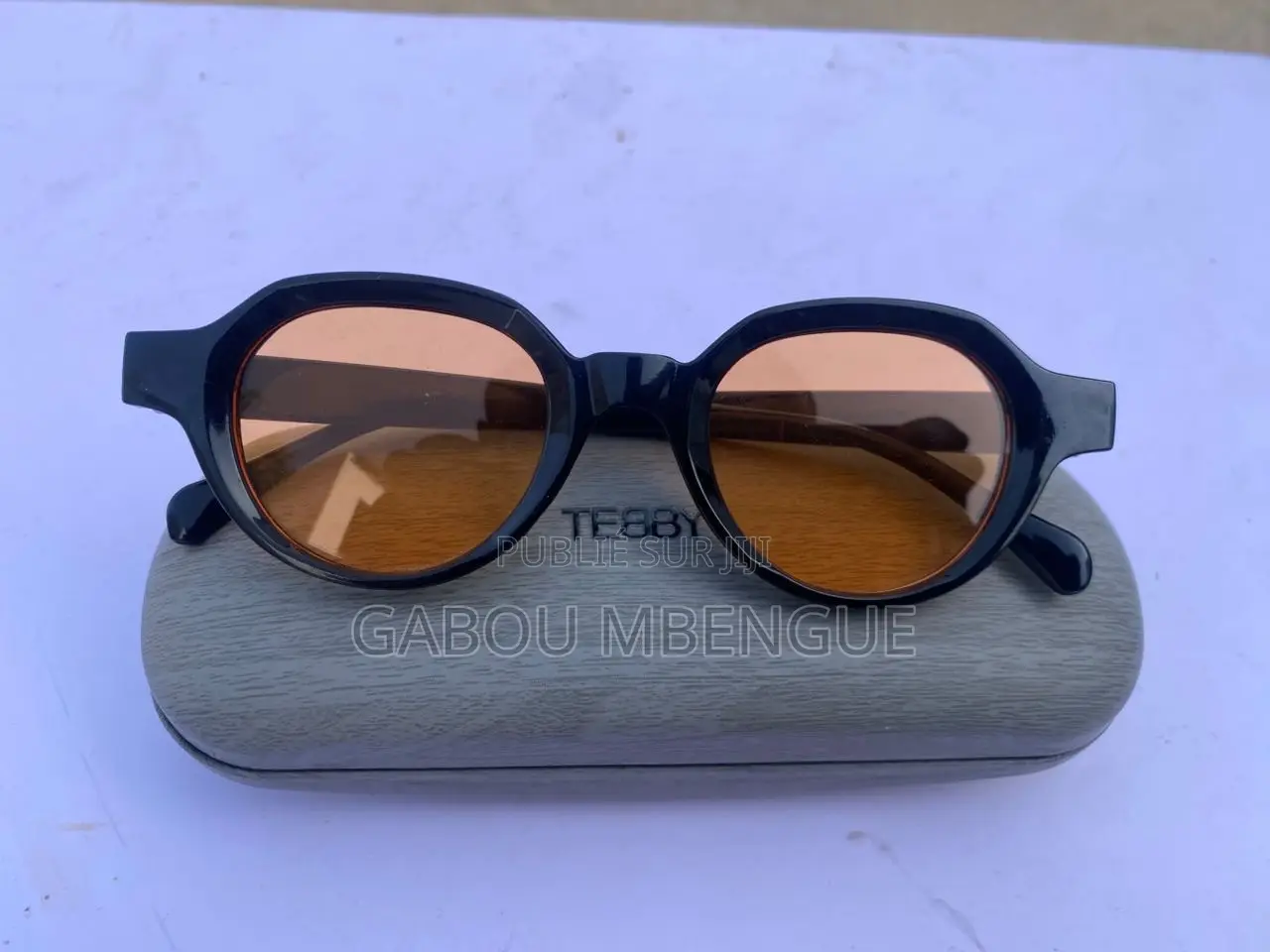 Des Lunettes De Soleil Sont Disponibles Chez Tebby