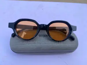 Des Lunettes De Soleil Sont Disponibles Chez Tebby