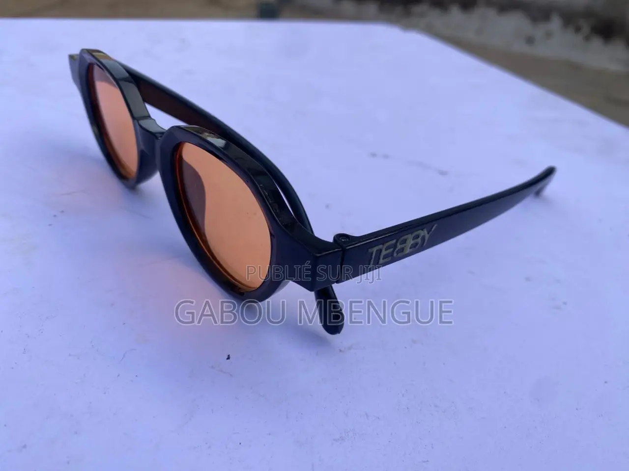 Des Lunettes De Soleil Sont Disponibles Chez Tebby