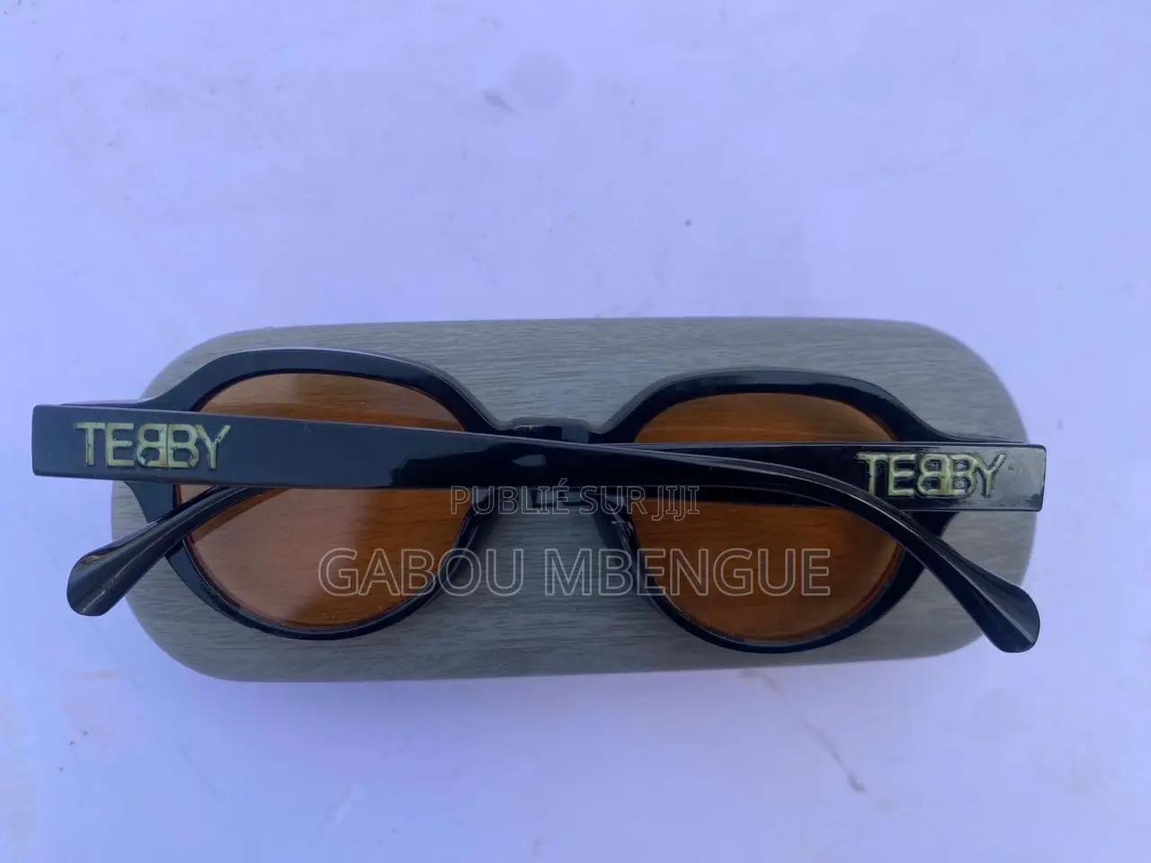 Des Lunettes De Soleil Sont Disponibles Chez Tebby