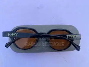 Des Lunettes De Soleil Sont Disponibles Chez Tebby