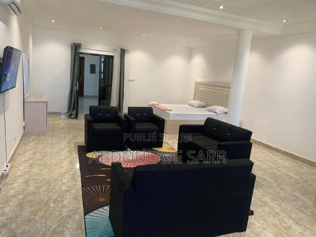 Meublé 3chbre Chambre et salon dans Rijâl Business, Almadies à Louer