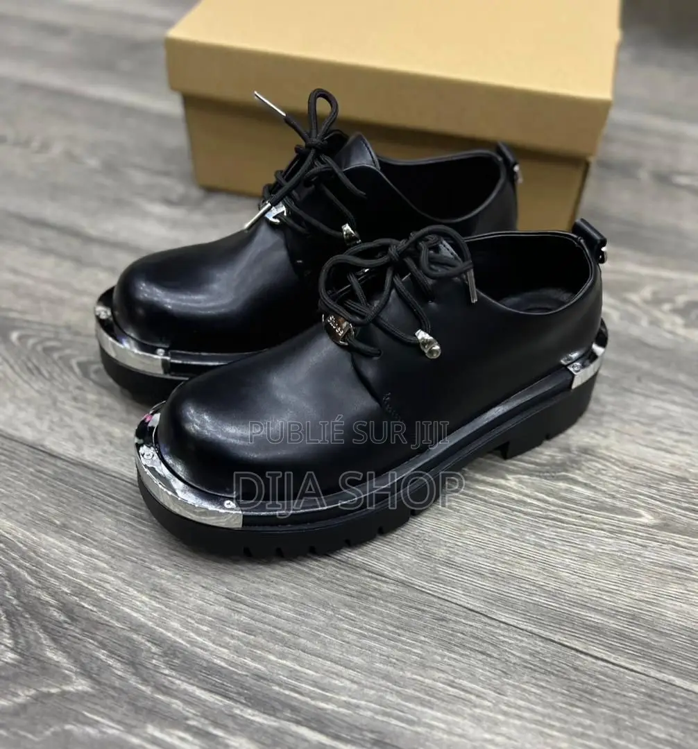 Disponible Derby Noires Argentés Pointure 40 -46