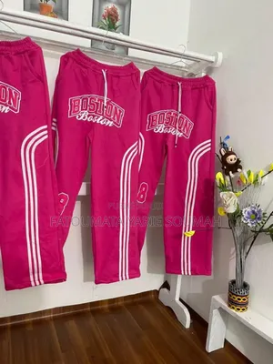 Jogging Et Haut De Toutes Les Couleurs Au Numéro