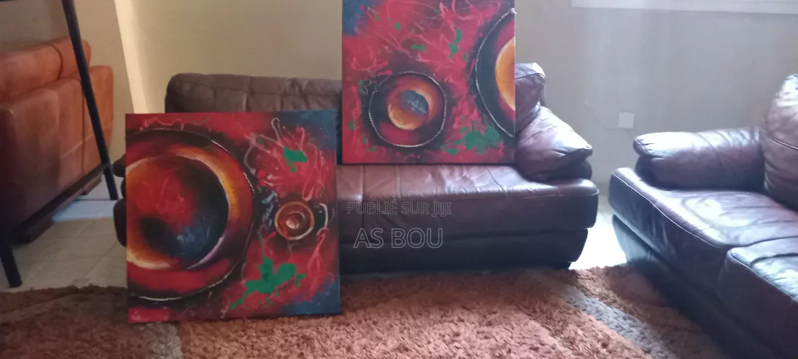 Salon Cuire Marron Bon Etat Avec Grand Tapis Et 2 Tableau
