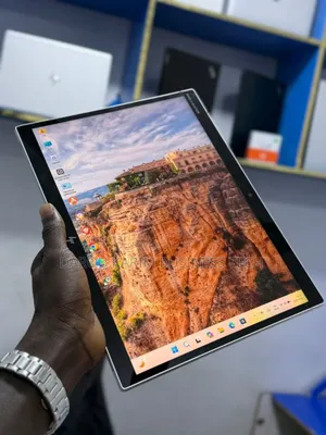 Nouveau Ordinateur portable HP Elite X2 G8 8GB Intel Core i5 SSD 256GB