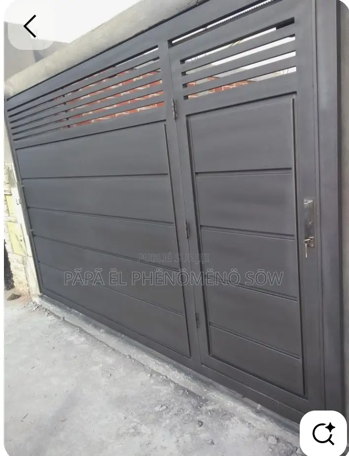 Porte Métallique Et Des Gris De Sécurité Pour Maison Des Portails