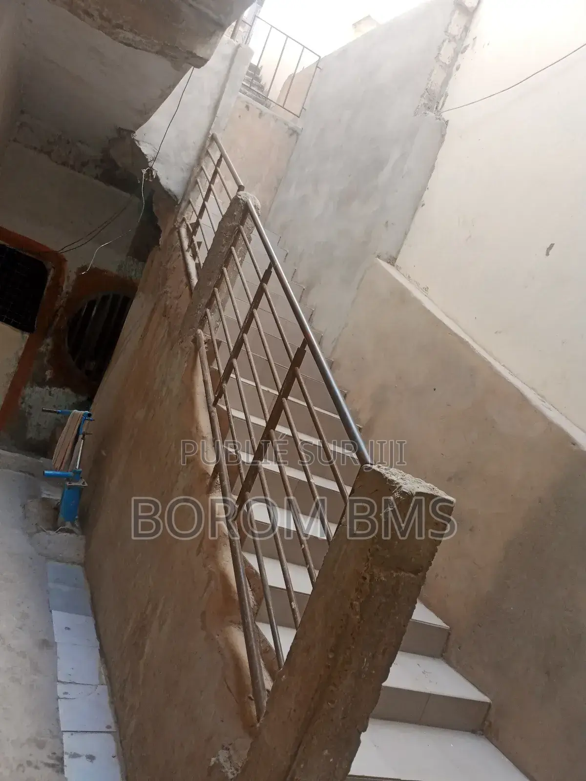 10chbre Appartement-terrasse dans Thiaroye à Vendre