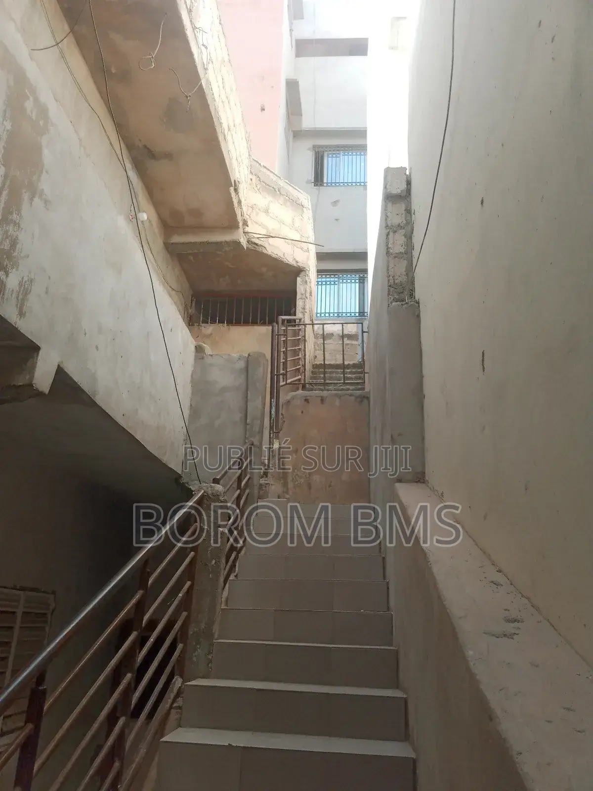 10chbre Appartement-terrasse dans Thiaroye à Vendre