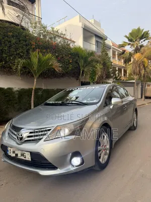 Toyota Avensis 2013 Gris