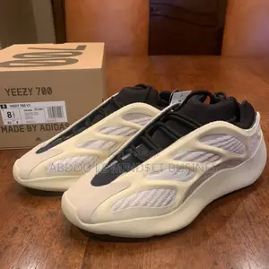 Yeezy 700 Color Beige Disponible