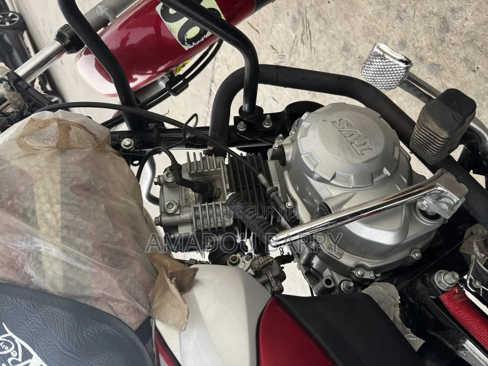Nouveau TVS HLX 125 2025 Rouge