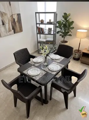 Table À Mange En Plastique Avec 4 Chaises