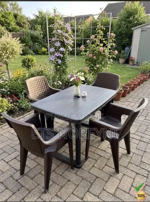 Table À Mange En Plastique Avec 4 Chaises