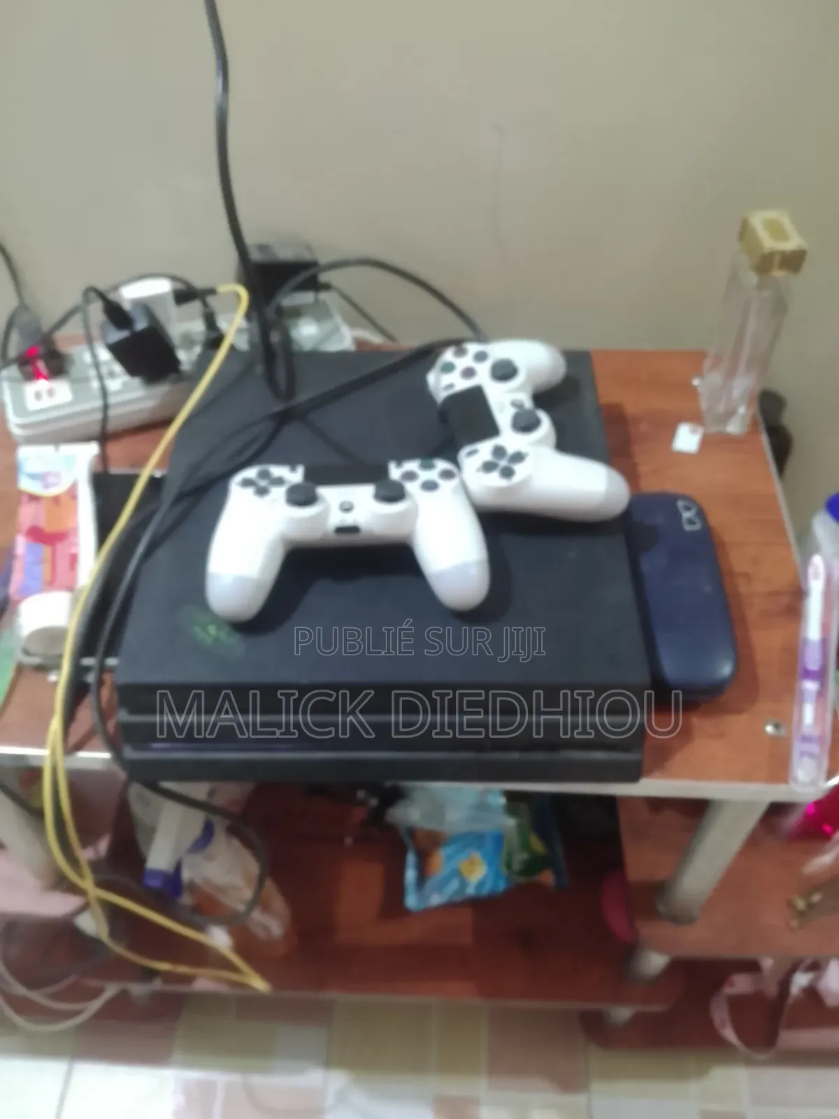 Ps4 Pro Avec 2 Manettes Et Gta 5 Et Fc25