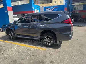 Mitsubishi Montero Sport 2022 Gris