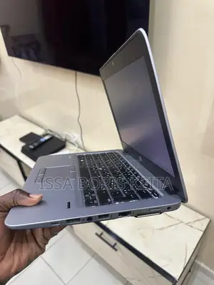 Ordinateur portable HP EliteBook 820 G4 8GB Intel Core i5 HDD+SSD 256GB