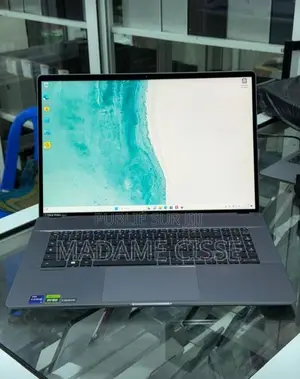 Nouveau MSI Creator 17 B11UH-222 32GB Intel Core i9 SSD 2T