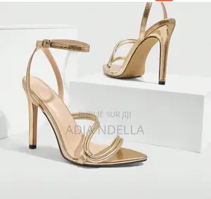 Chaussure À Haute Talon