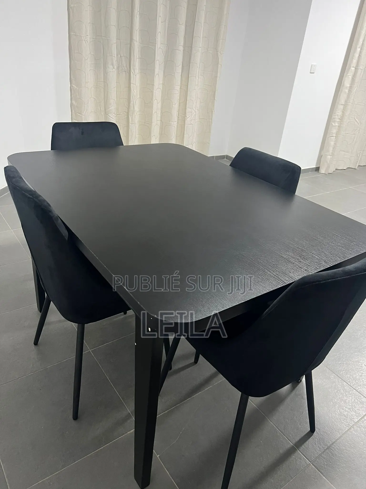 Table À Manger + 4 Chaises