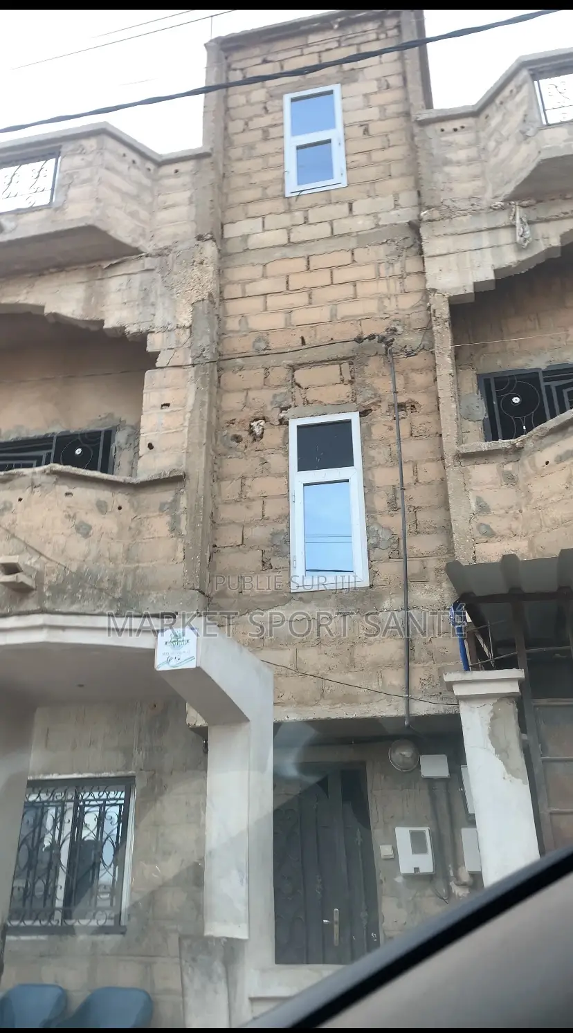 3chbre Villa dans Villa À Vendre, Rufisque à Vendre