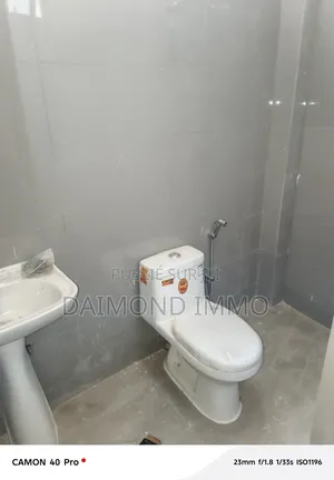 2chbre Appartement dans Appartement F3 À, Yoff à Louer