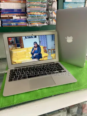Ordinateur portable Apple MacBook Air 2015 4GB Intel Core i5 SSD 128GB