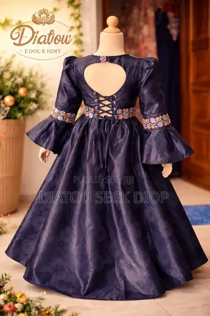 Vente De Vêtements Pour Femmes Et Pour Les Enfants