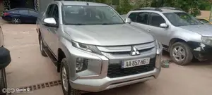 Mitsubishi L200 2022 Gris