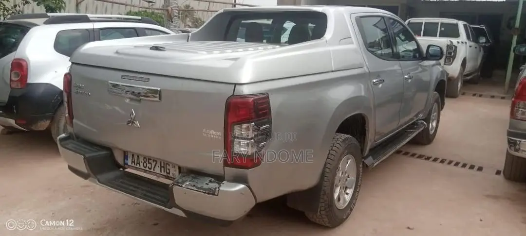 Mitsubishi L200 2022 Gris
