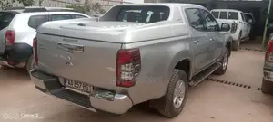 Mitsubishi L200 2022 Gris