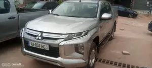 Mitsubishi L200 2022 Gris