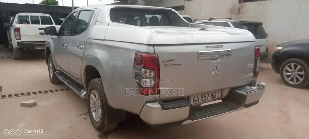 Mitsubishi L200 2022 Gris