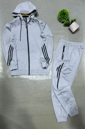 Ensemble Blouson Avec Capuche Disponible