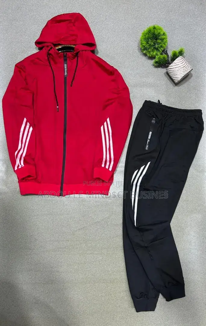 Ensemble Blouson Avec Capuche Disponible