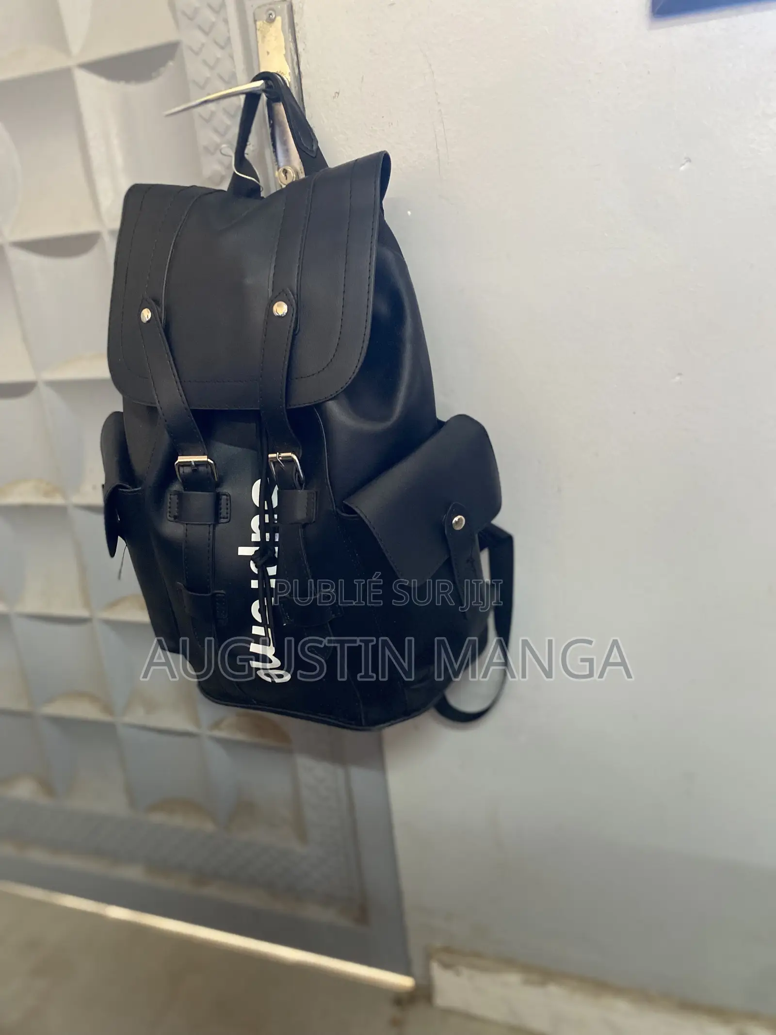 Sac À Dos De Marque Suprême De Couleur Noir