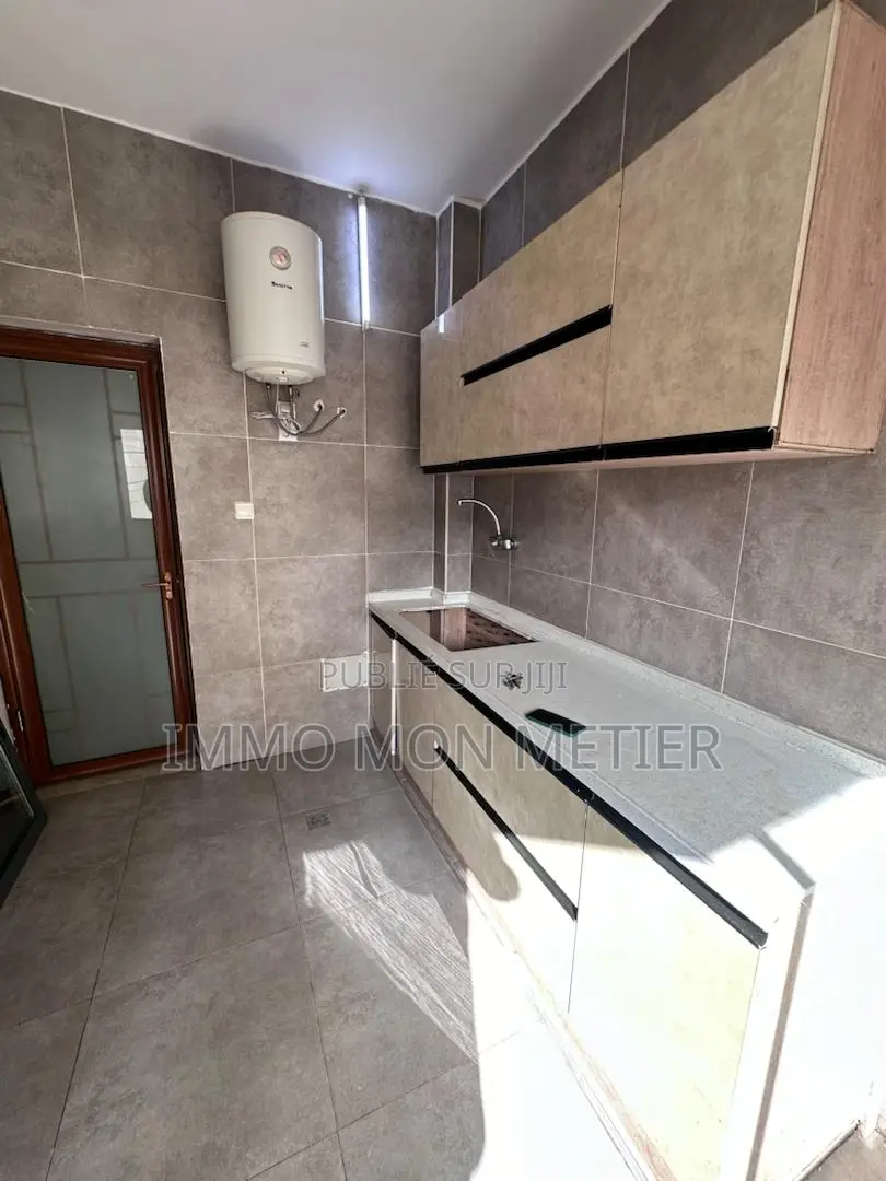 2chbre Appartement dans Appartement F3, Ouakam à Louer